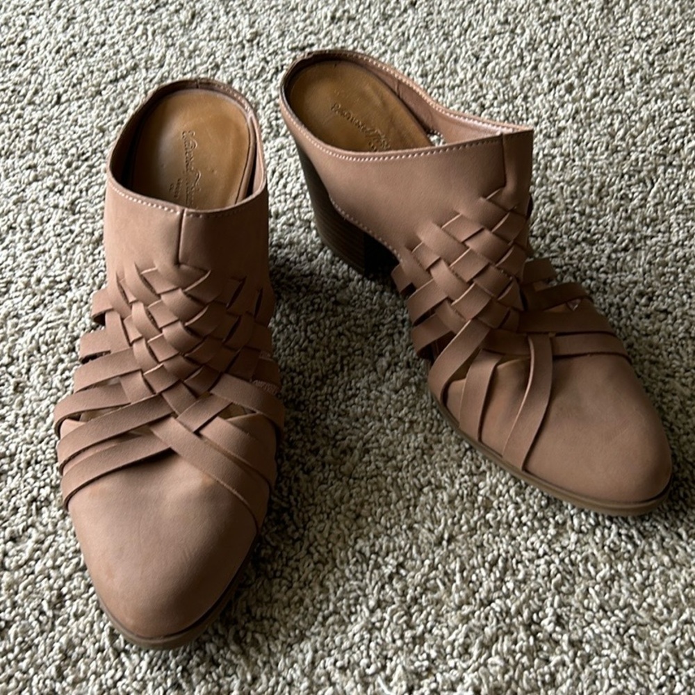 Universal Thread Heeled Weave Pattern Mules. Sz 8… - image 3